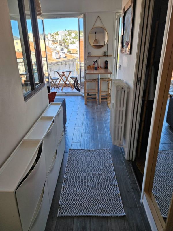 Lumineux appartement avec terrasse, vue dégagée avec commerces et transports au pied de l'immeuble.