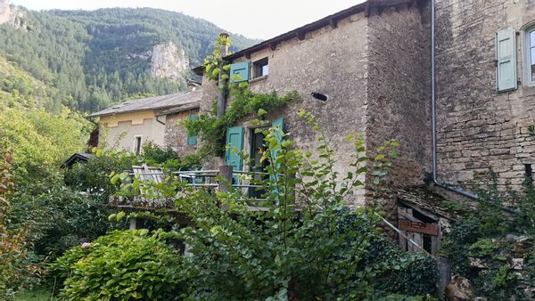 Maison au coeur des gorges du Tarn à sainte Enimie  3chambres, jardin et terrasse face à la rivière
