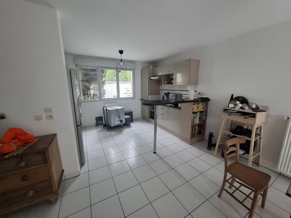 Une chambre avec salle d'eau au RdC de ma maison.