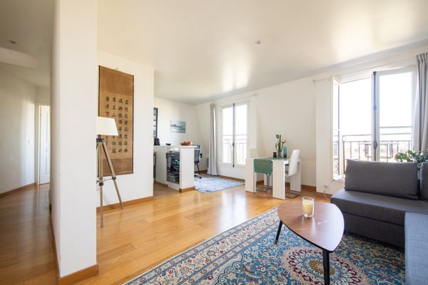 Vue imprenable République, 50m² lumineux, 4 balcons au cœur du Marais