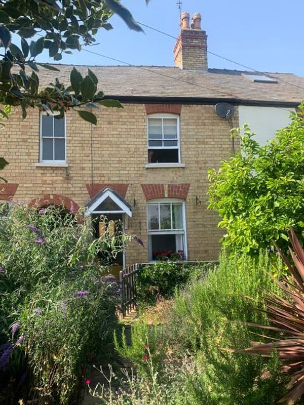 2 bedrooms and one children's room, in a quintessential English town. Great hub for touring England