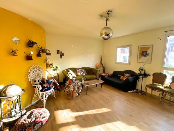 Lovely flat on pedestrian medieval street