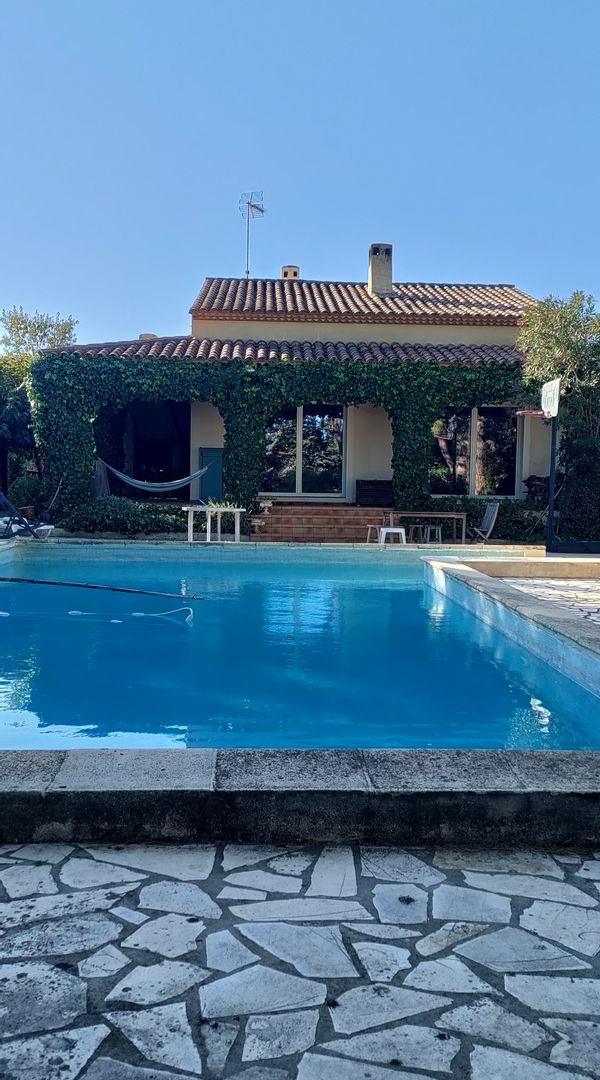 Grande maison familiale avec jardin et piscine, mais également cheminée,  à côté de Montpellier.