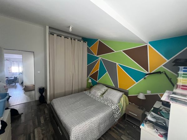 Idéalement placée, maison de ville offrant 4 couchages à l’étage. Plage, gare et commerces à pieds.