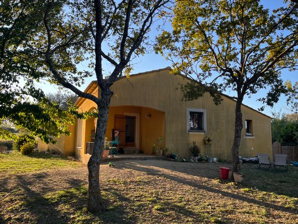 Maison de campagne provençale et moderne nichée dans le parc régional du Luberon.