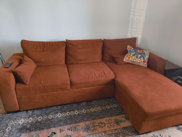 Nous vous partageons un canapé dans notre salon pour un court séjour !