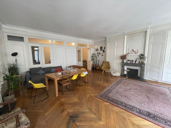 130 m² apartment with old-world charm  right in the center