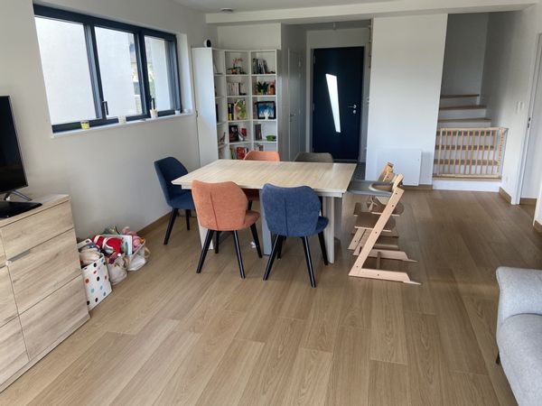 La maison de Carole et Mathias est un lieu convivial, proche de la mer et adapté aux enfants.