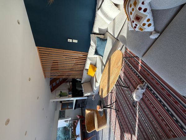 La maison de Romane est très lumineuse, entourée d’un joli jardin , bien située