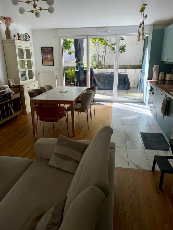 L’appartement de Cédric.  Situé entre Paris et Versailles, entouré de forêts, bus/train.