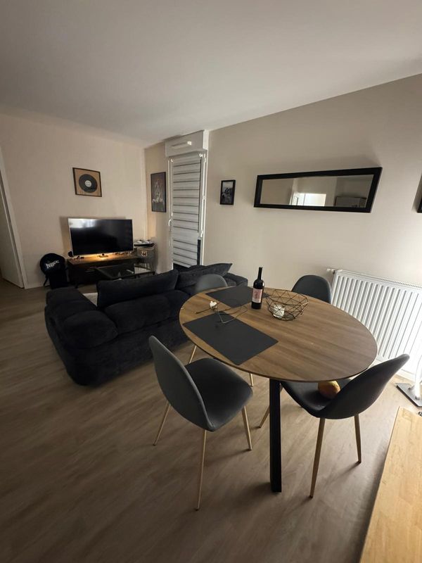 Notre appartement est lumineux et très agréable à vivre.il est propre, bien rangé et organisé.