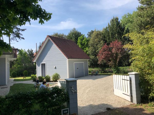 Villa ossature bois (+ garage indépendant) construite sur un terrain clos de 1.100 m2