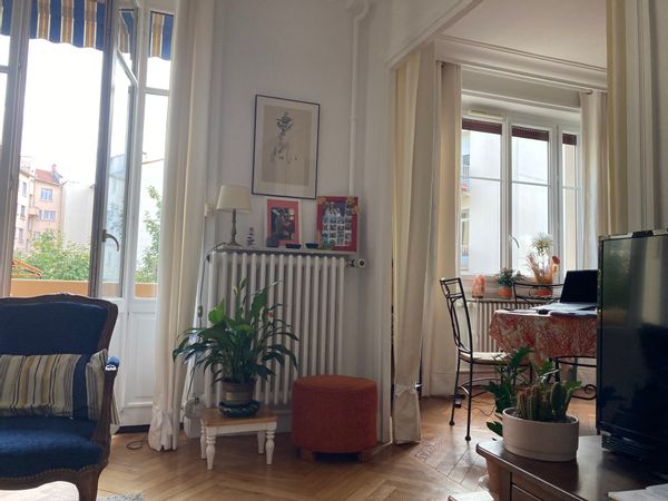 Appartement Lumineux, à la Croix Rousse; Grand salon séjour, 2 chambres. 4 x 2 couchages; 1 piano.