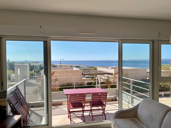 L'appartement de Michel est situé sur les hauteurs de Sète, avec vue mer et étang de Thau.