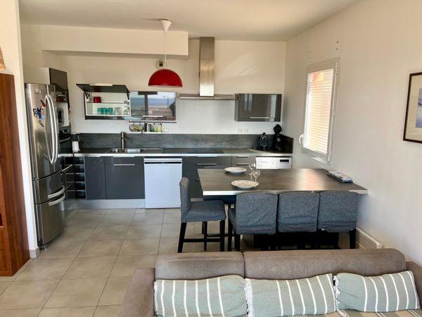 L'appartement de Michel est situé sur les hauteurs de Sète, avec vue mer et étang de Thau.