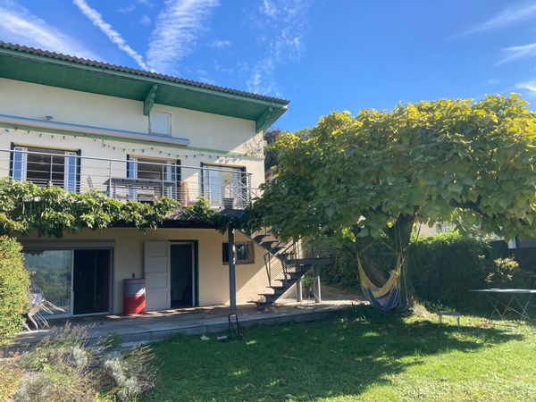 Maison de vacances au bord du lac de Paladru, plage privée à 50m.