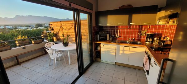 T3 panoramique à 2mn à pied du lagon de St Pierre et proche des commerces. Séjour agréable assuré!