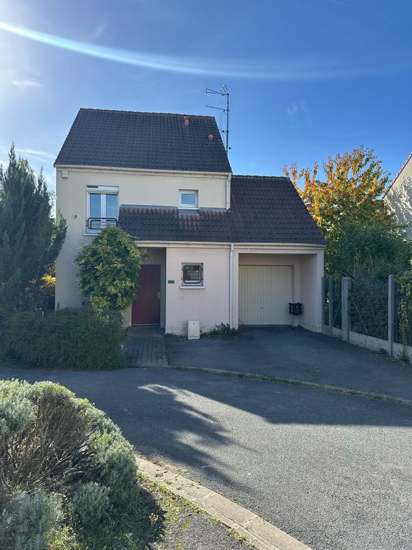 Maison familiale dans résidence sécurisée avec 2 places de parking. Maison calme à 20 min de Paris