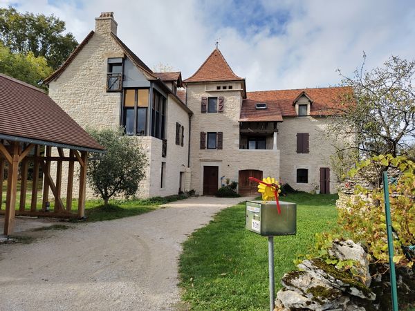 Corps de ferme rénové, 5 chambres, à 800 m d'un village classé aveyronnais