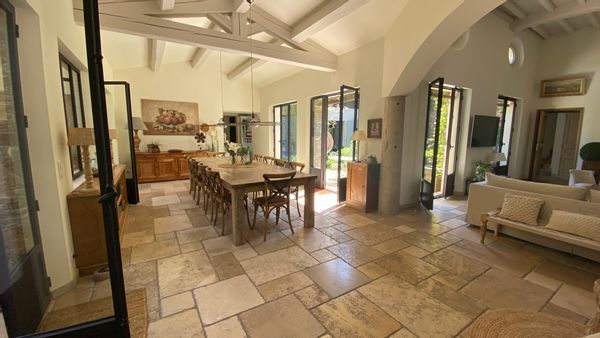 Maison de charme unique par sa surface sa qualité en plein cœur du village mythique de ST TROPEZ