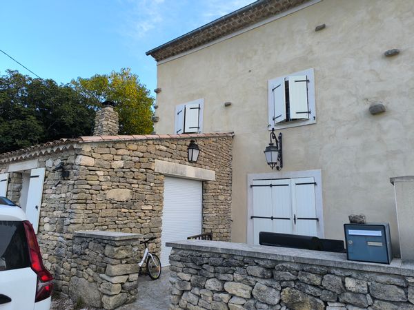 Jolie maison logée au coeur des vignes, mais proche de toutes les commodités.