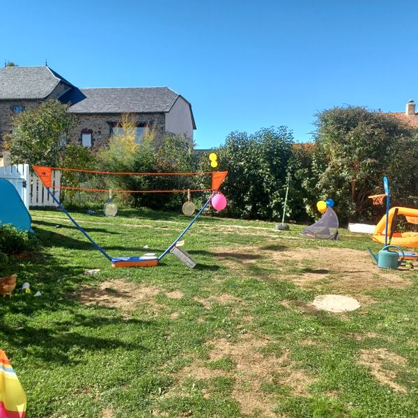 La maison est située ds un hameau de 3 maisons. A 1h de la station de ski duLioran, 45 min de Ct Fd