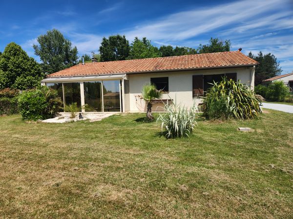 La maison de Isabelle est dans un village  entouré de vignes et a moins de 30 minutes de Bordeaux