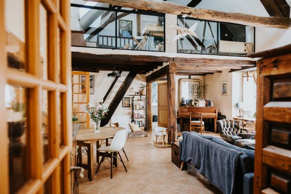 Une maison de campagne pleine d’âme, entre nature, lumière et douceur de vivre.