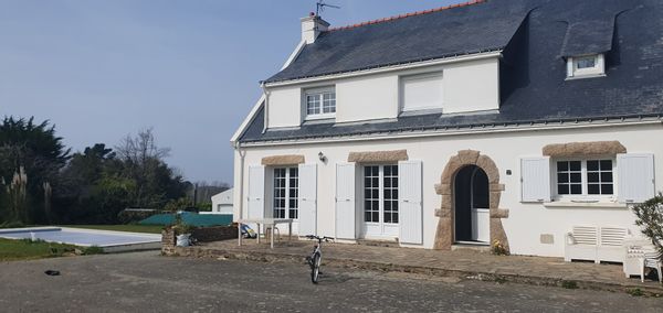 Maison néobretonne avec piscine accessible à pied du port de Palais. Proche commerces et plage