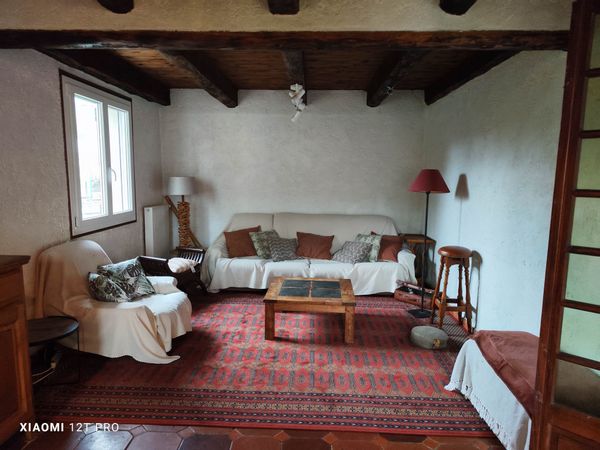 Un petit appartement lumineux de 50 m carré comprenant une cuisine un salon et une chambre. .