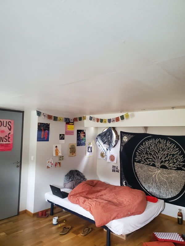 Bonjour,  Je propose ma chambre de 18 m² dans la péniche dans laquelle j'habite.