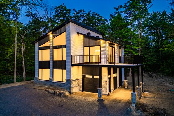 Résidence moderne d’exception au cœur d’une forêt privée, à deux pas du lac