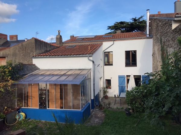 La maison de Jerome Dans un petit village au bord de la Loire à 20km de Nantes et 30mn de la plage.