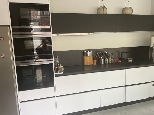 il s agit d un duplex au rez de chausse et 1er, avec une piscine chauffée en été au centre ville !