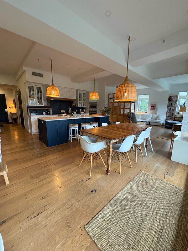 Condo rez-de-jardin avec vue offrant un immense terrain tranquille au coeur de la ville.