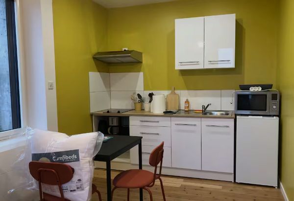 À Beaupréau, studio baignée de lumière, ouverte sur un grand jardin en plein centre ville.