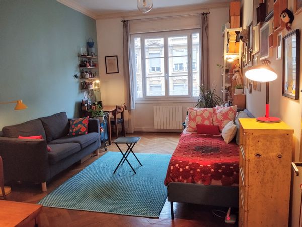 Appartement d'artiste dans un quartier vivant.