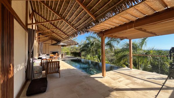La maison de Dominique et Hervé . Une situation exceptionnelle, vue mer et collines et lac.