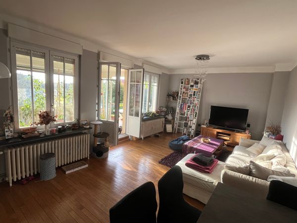 Maison 1930, charme de l’ancien avec équipements récents, entourée de jardins arborés.