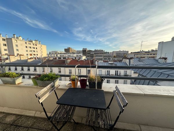 Chambre privée de 12 m2 dans une collocation à Paris avec balcon plein sud, dernier étage