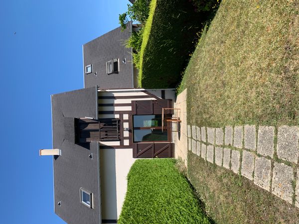 Petite maison nichée dans les hauteurs d'Houlgate dans une très jolie résidence fleurie et calme. s