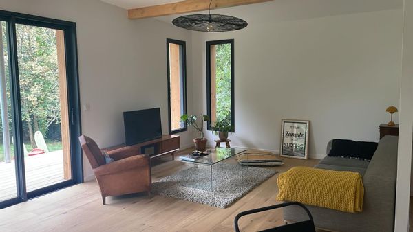 Maison en bois dans un environnement très calme, à deux pas du centre ville.