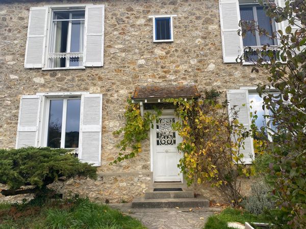Les "murgers":   maison familiale avec jardin dans un village proche de Paris