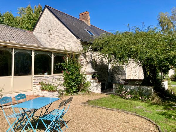 Grande longère de charme au cœur de la campagne, avec piscine et grand jardin arboré