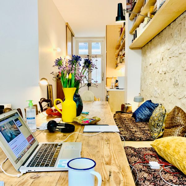 Comme une maison à Paris, un appartement au rez-de-chaussée de chaussée, chaleureuse et familiale