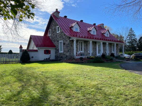 Grande maison Canadienne Secteur tranquille tout prêt de montreal