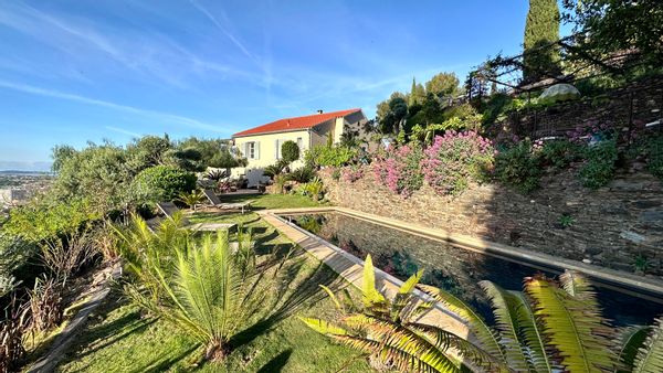 Appartement dans un quartier bourgeois calme avec une vue de mer à 180° sur les iles d'or