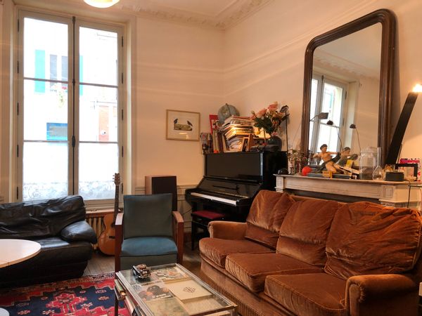 Grande maison ancienne dans la ville du champagne