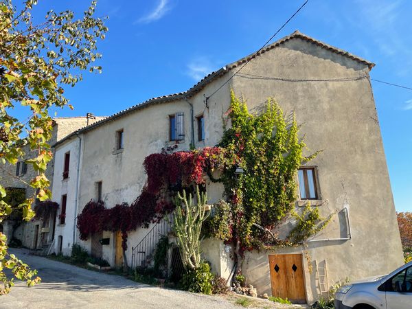 Maison ardéchoise en pierre dans un village patrimoine