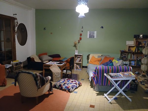 La maison de Claire est charmante, conviviale, avec de grandes pièces. Ancien bar du village